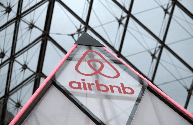 “Vivir y trabajar desde donde sea”: Airbnb permitirá que todos sus empleados trabajen de forma remota indefinidamente