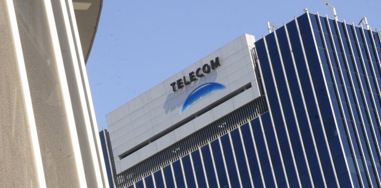Nuevo golpe al DNU 690: prorrogan por seis meses cautelar otorgada a Telecom Argentina