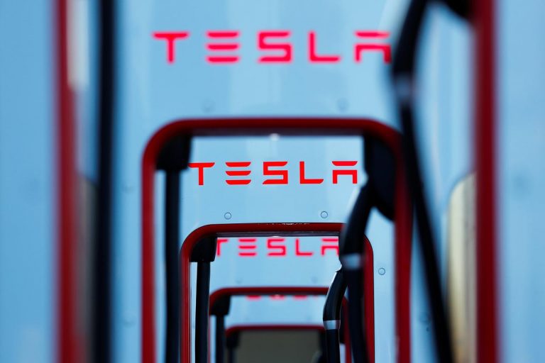 Tesla bate récord de ventas de autos en el cuarto trimestre