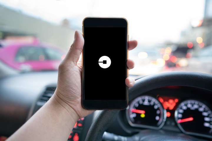 Uber en Colombia ¿plataforma de enlace, servicio de taxi o arrendadora de autos?