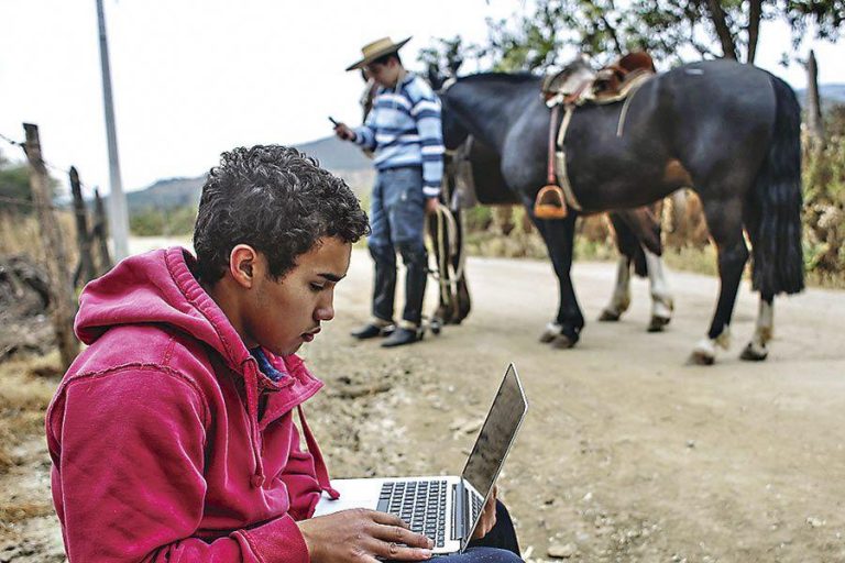 Guatemala | Lanzan becas, para acortar brecha digital