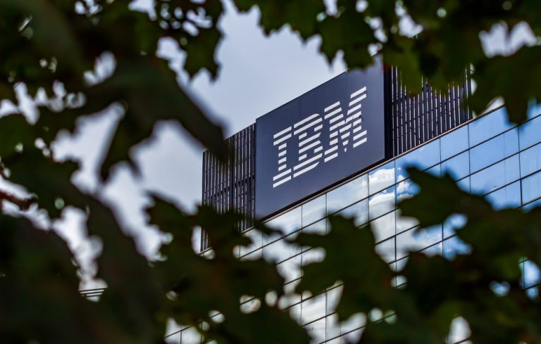 IBM supera expectativas, pero reduce pronósticos de flujo de caja
