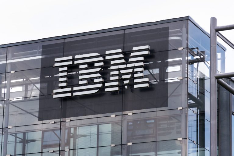 IBM mantiene tendencia positiva en primer trimestre; ingresos crecen 8%