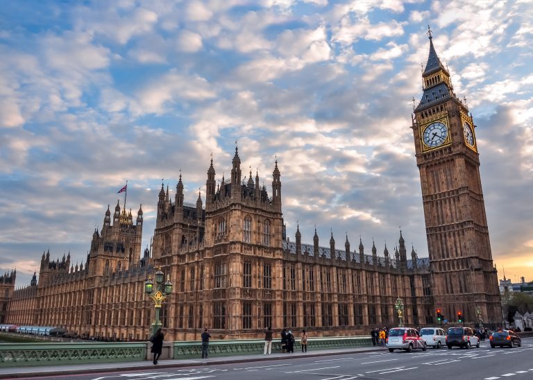 Parlamento británico exige al gobierno claridad sobre planes de banda ancha y 5G