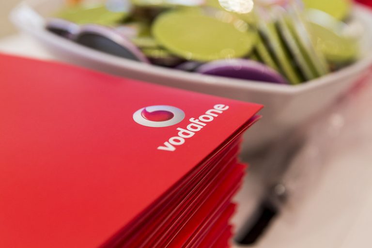 Vodafone registra nueva baja de ingresos de su unidad española