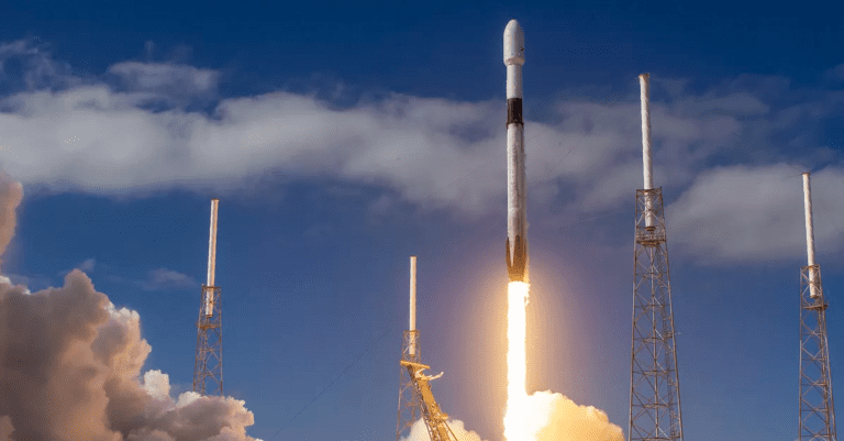 SpaceX hace historia tras realizar 3 lanzamientos de cohetes en 36 horas