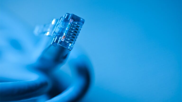 Acessos da banda larga fixa têm nova queda em fevereiro