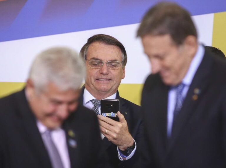 Bolsonaro assina medida provisória que limita poder das redes sociais