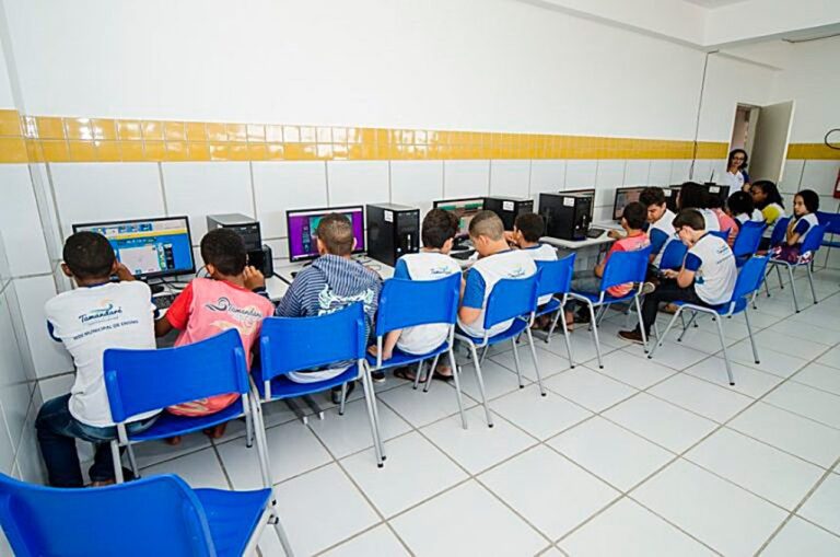 Brasil | Bolsonaro, obrigado, repõe trecho da Lei sobre financiamento para internet nas escolas