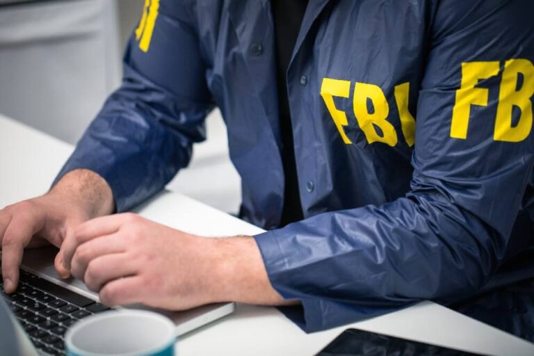 FBI advierte que hackers están robando información personal y utilizando deepfakes para solicitar teletrabajos