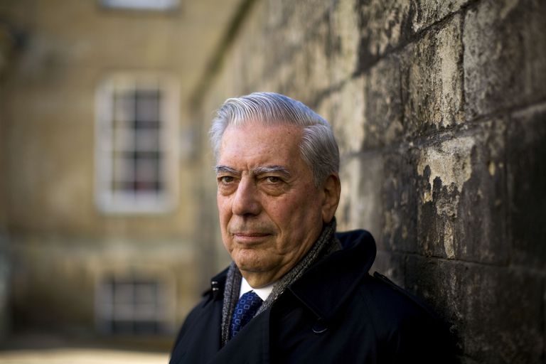 Vargas Llosa firma con Univision