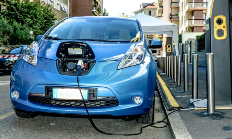 Jamaica | El gobierno reduce los impuestos sobre los vehículos eléctricos