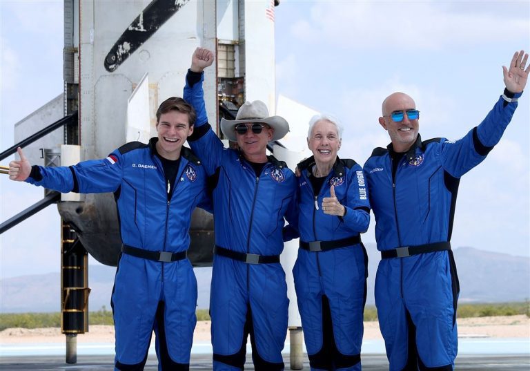 ¡Lo hizo! Jeff Bezos vuela al espacio en su propio cohete