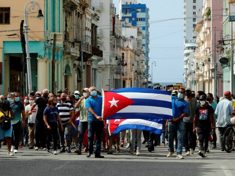Restringen redes sociales en Cuba en medio de protestas contra el gobierno