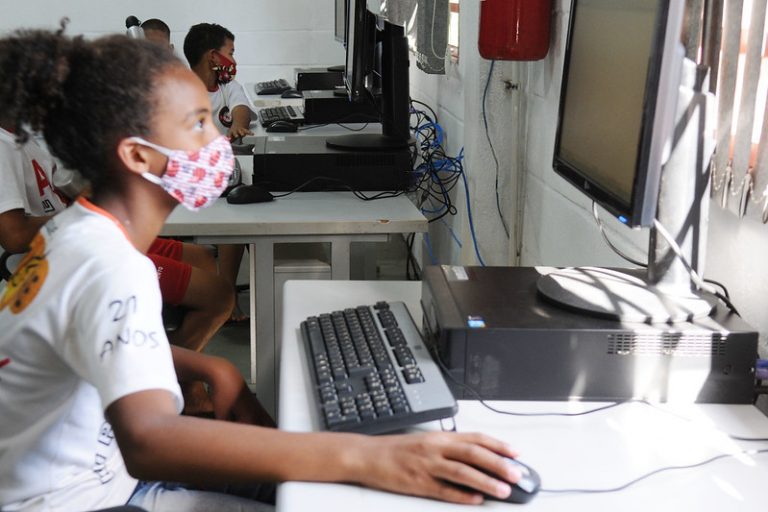 Esse é o passo a passo de como levar Internet de qualidade às escolas do Brasil