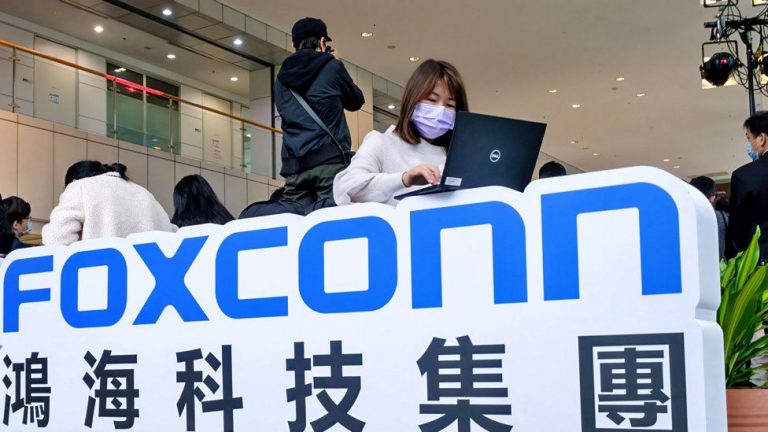 Foxconn reporta ingresos récord, pero advierte por desaceleración