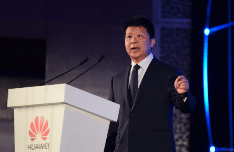 Huawei “fortalecerá sus cimientos” en medio de los retos de 2022