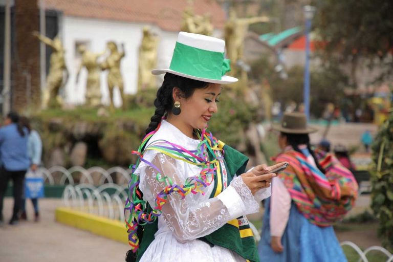 La mitad de la población indígena de Perú no tiene acceso a servicios móviles