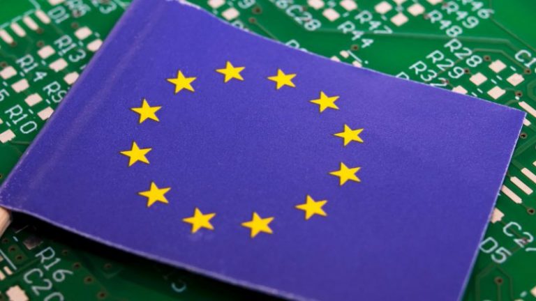 Comisión Europea presenta Ley de Chips para combatir escasez y recuperar liderazgo tecnológico