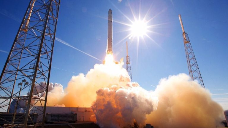 Batalla por el espacio se intensifica: Amazon se queja de que empresas de Elon Musk no cumplen con las reglas