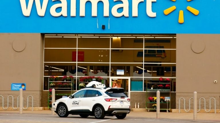 Walmart alista entregas a domicilio en coches Ford autónomos