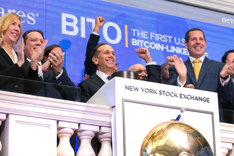 Bitcoin debuta en Wall Street y roza máximo histórico