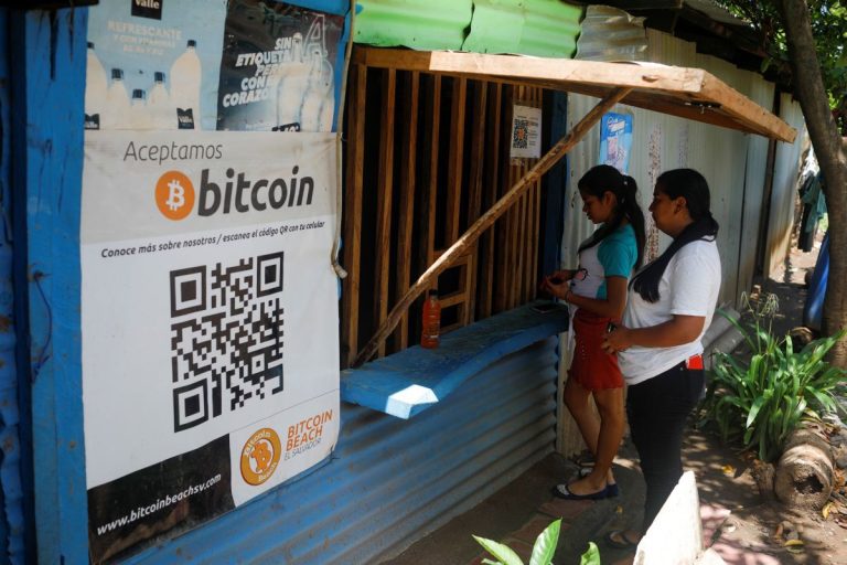 ¿Qué ha pasado con el Bitcoin en El Salvador a un mes de ser moneda legal?