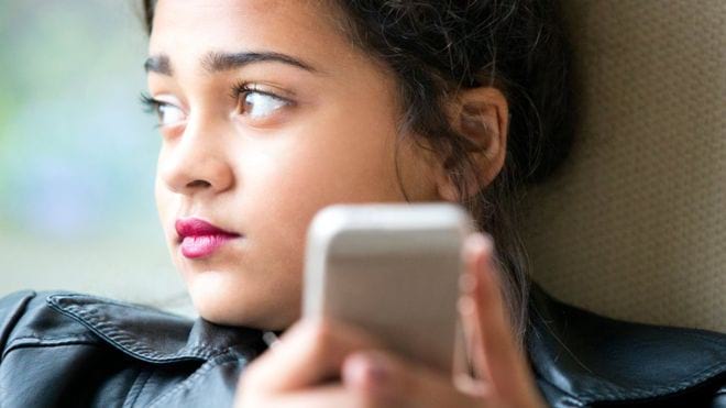 Información falsa en línea ha afectado a la mitad de las niñas y jóvenes