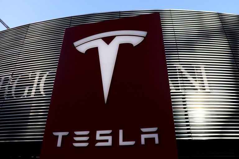 Tesla detiene su producción de autos en China por falta de componentes