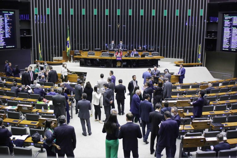 Deputados aprovam medida que cria Programa Internet Brasil