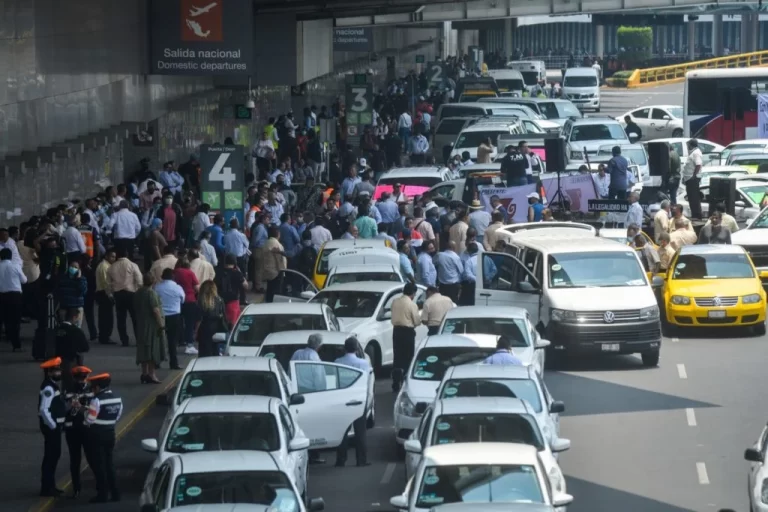 “Taxistas deben mejorar y modernizarse”, reclaman usuarios que prefieren plataformas ante bloqueos en el AICM