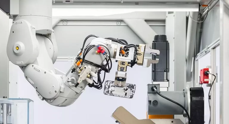 Así funciona Daisy, el robot de Apple que recicla 14 minerales, incluido el litio
