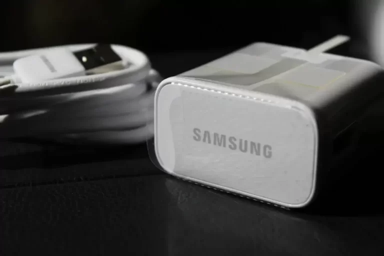 Cientos de grupos de consumidores se unen para demandar a Samsung por vender celulares sin cargadores