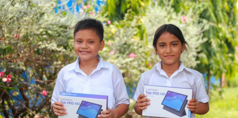 Más estudiantes salvadoreños se beneficiarán de dispositivos electrónicos con Internet