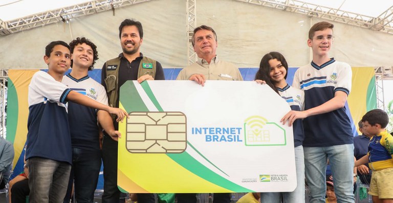 Jair Bolsonaro entrega primeros chips de Internet Brasil