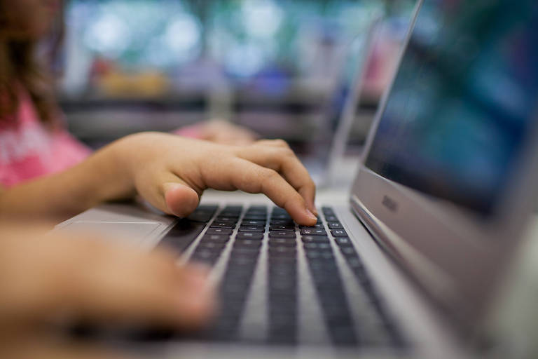 Brasil | Comissão aprova projeto que altera lei de garantia de acesso à internet a alunos e professores