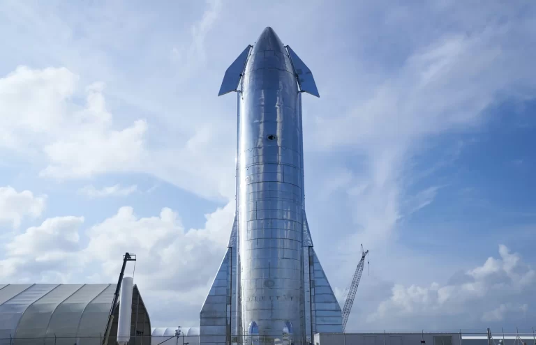SpaceX monta el propulsor de la Starship en su plataforma de lanzamiento con dos enormes brazos robóticos