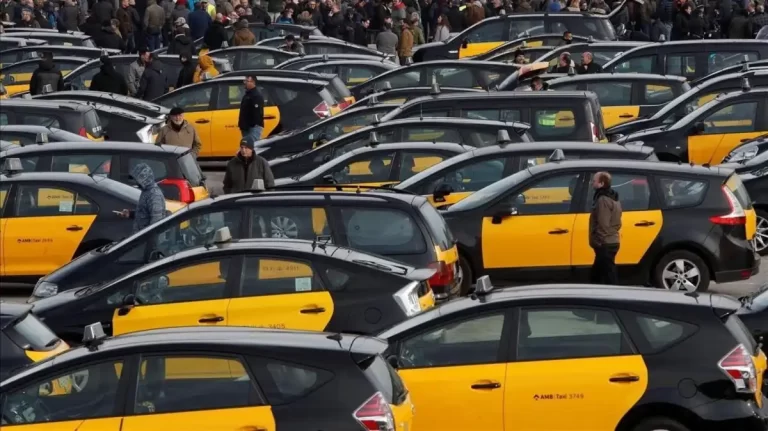 El Decret del taxi de Barcelona se aprueba hoy con la promesa de terminar en un Tribunal