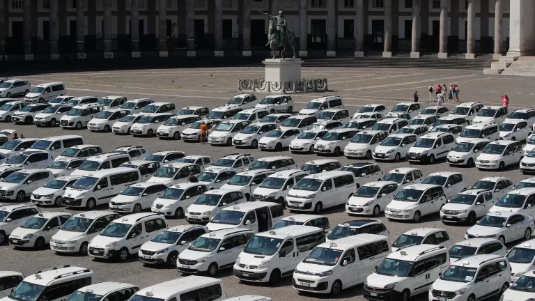 Las protestas de taxistas contra Uber se intensifican en Italia