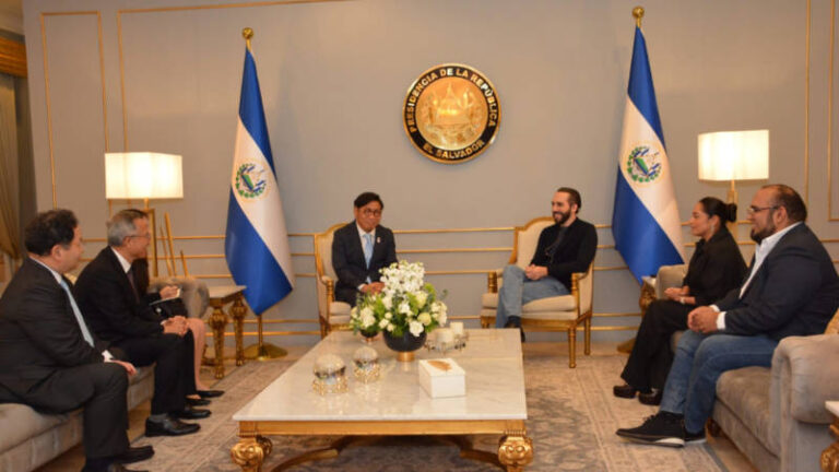 El Salvador | Presidente global de consumo de Samsung se reúne con Bukele