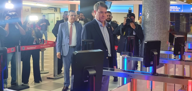 Aeroportos no Brasil inauguram embarque por reconhecimento facial