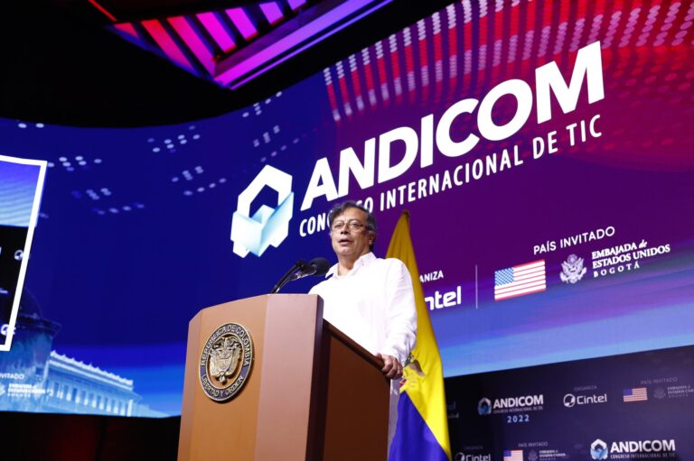 Fibra óptica en Colombia, prioridad de Gustavo Petro