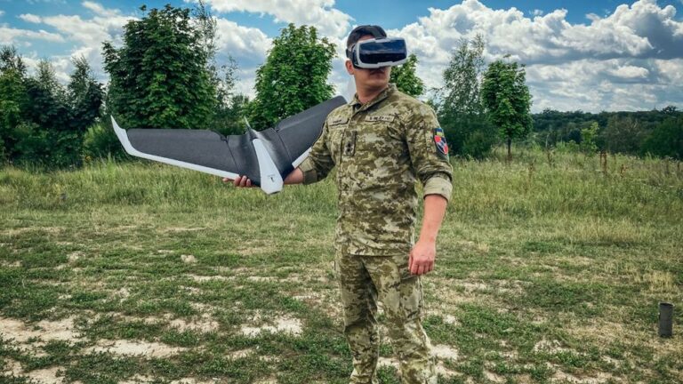 Así se prepara con VR el ejército ucraniano para pilotar cazas y destruir tanques rusos