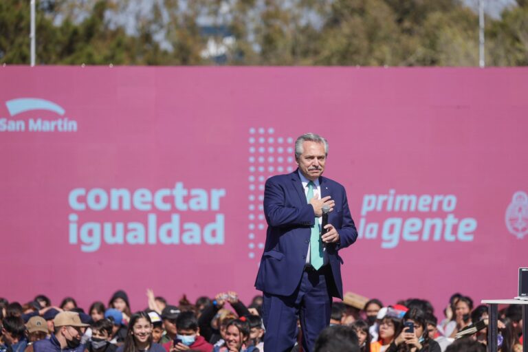 Argentina trabaja para que cada colegio del país tenga conectividad: Alberto Fernández