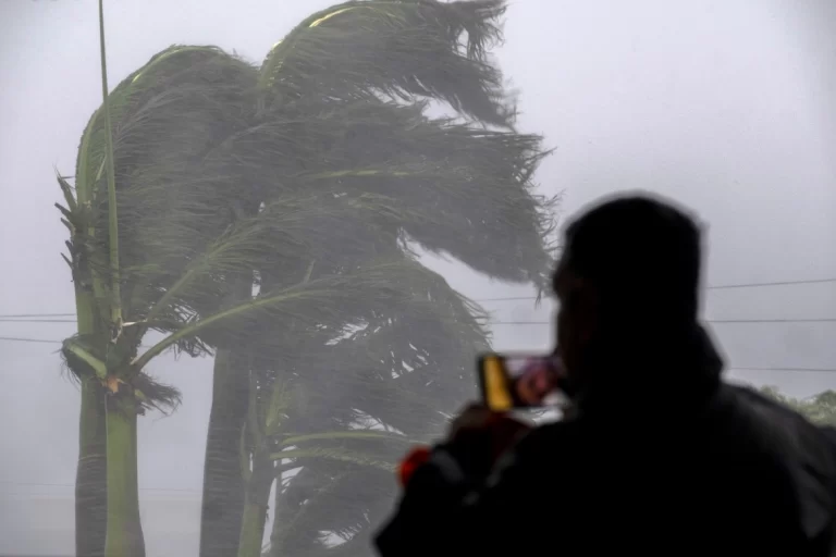 Verizon brinda Internet ilimitado a clientes de Florida ante paso del huracán Ian