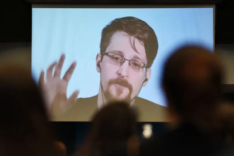 Putin le otorga la ciudadanía rusa a Edward Snowden
