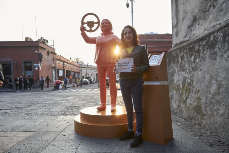DiDi reconoce a conductores mexicanos con estatuas en la capital