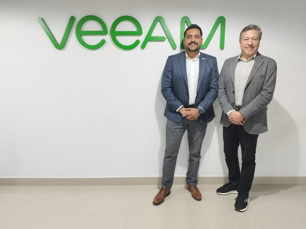 Carlos Bonilla, vocero sobre temas técnicos de Veeam México (izquierda) Abelardo Lara, director General de Veeam México (derecha)