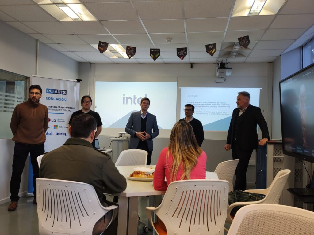 Cooperación público-privada permitió digitalizar aula en la Antártida Argentina 1 dplnews florida antartida mc22623