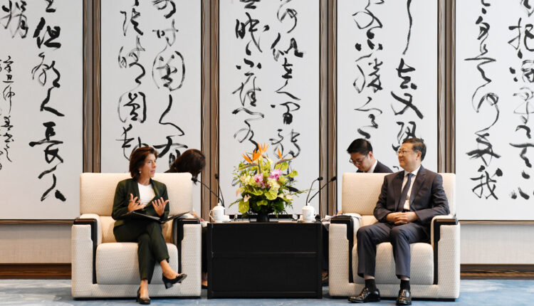 Gina Raimondo y Chen Jining